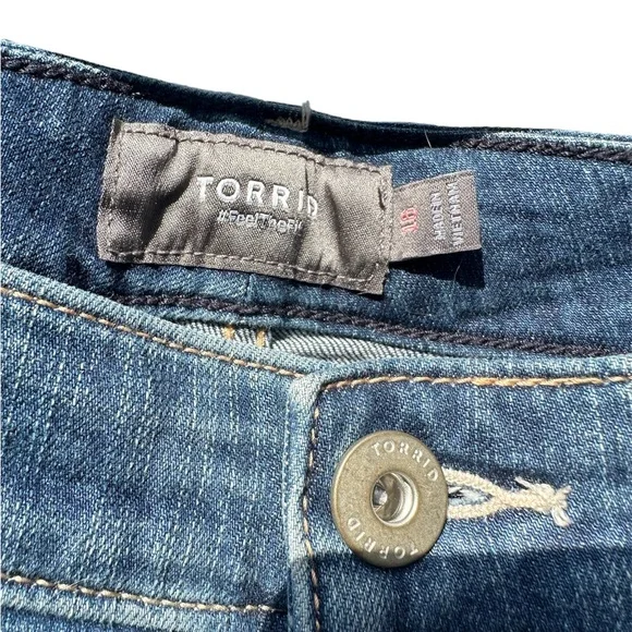 Torrid distressed jeans shorts. Stretchy size 16 - Picture 2 of 3